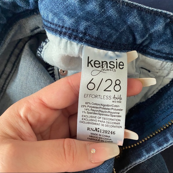 Kensie knee ripped mid rise blue jeans tight fit - Picture 2 of 9